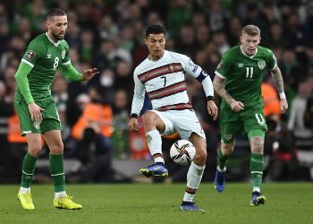 Portugal harus puas dengan hasil Imbang 0-0 saat bertandang ke markas Irlandia dalam laga lanjutan Grup A Kualifikasi Piala Dunia 2022. Ronaldo sulit cetak gol. (foto: REUTERS/Clodagh Kilcoyne).