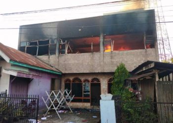 Kebakaran melanda pemukiman padat penduduk di Jalan Sisingamangaraja, Kota Padangsidimpuan, Sumatera Utara, Jumat (12/11/2021) sore. Tiga rumah ludes dilahap si jago merah.Foto/Zia Nasution