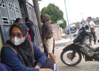 Para Ibu – ibu itu, tampak antri saat mengambil bantuan sembako dari UD. Primsyah Ginting, di jalan H. Ulakma Sinaga, Nagori Rambung Merah, Jumat (5/11/2021).