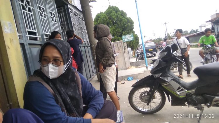 Para Ibu – ibu itu, tampak antri saat mengambil bantuan sembako dari UD. Primsyah Ginting, di jalan H. Ulakma Sinaga, Nagori Rambung Merah, Jumat (5/11/2021).
