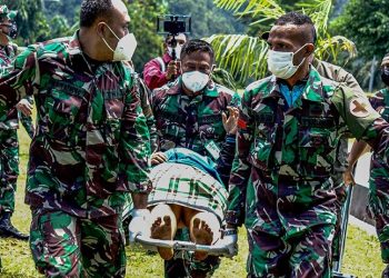 Ilustrasi anggota TNI saat mengevakuasi warga yang terluka akibat serangan KKB di Papua beberapa waktu lalu. (Foto: Antara)