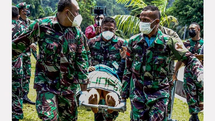 Ilustrasi anggota TNI saat mengevakuasi warga yang terluka akibat serangan KKB di Papua beberapa waktu lalu. (Foto: Antara)