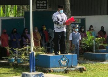 Kepala Sekolah SMA Negeri 5 Pematangsiantar, Edwar Simarmata MSi yang bertindak sebagai pembina upacara, membacakan pidato Menteri Pendidikan Kebudayaan, Riset dan Teknologi, Nadiem Anwar Makarim.
