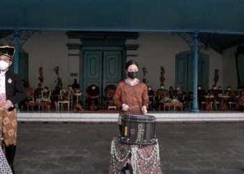 Wamenparekraf Angela Tanoesoedibjo limbung lalu terjatuh saat sedang menghadiri acara di depan Keraton Surakarta (dok Kemenparekraf)

Baca artikel detikTravel, "Kronologi Wamenparekraf Angela Tanoe Jatuh Pingsan di Keraton Solo" selengkapnya https://travel.detik.com/travel-news/d-5800390/kronologi-wamenparekraf-angela-tanoe-jatuh-pingsan-di-keraton-solo.

Download Apps Detikcom Sekarang https://apps.detik.com/detik/