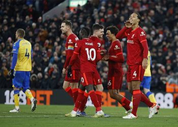 Virgil van Dijk (nomor 4) merayakan gol Liverpool ke gawang Southampton di Liga Inggris, Minggu (28/11/2021) Foto: REUTERS/Phil Noble
