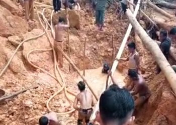 Warga berusaha mencari korban yang tertimbun longsor di area penambangan emas ilegal, sedikitnya ada 4 korban jiwa dalam insiden itu. Foto: Istimewa