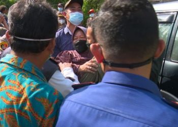 Mensos Risma Nyaris Pingsan Saat Tinjau Longsor di Deli Serdang. [Ist]