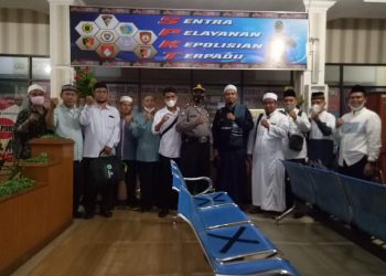 Foto bersama disela acara pemberangkatan para Da'i Kota Pematangsiantar, di Mapolres Pematangsiantar, Senin (15/11/2021) sore.