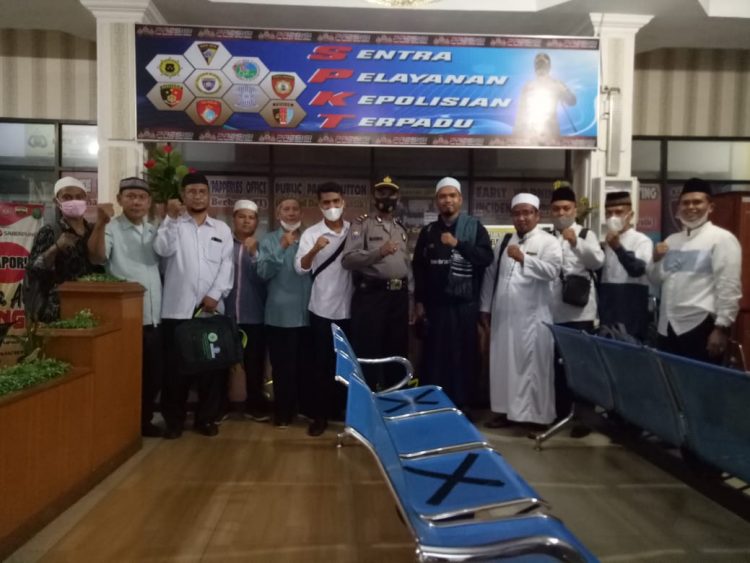 Foto bersama disela acara pemberangkatan para Da'i Kota Pematangsiantar, di Mapolres Pematangsiantar, Senin (15/11/2021) sore.