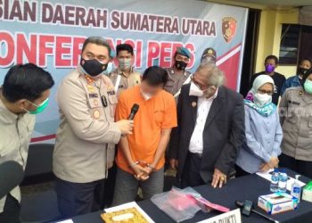 Pelaku pencabulan saat diinterogasi di Polrestabes Medan. [Suara.com/M.Aribowo]