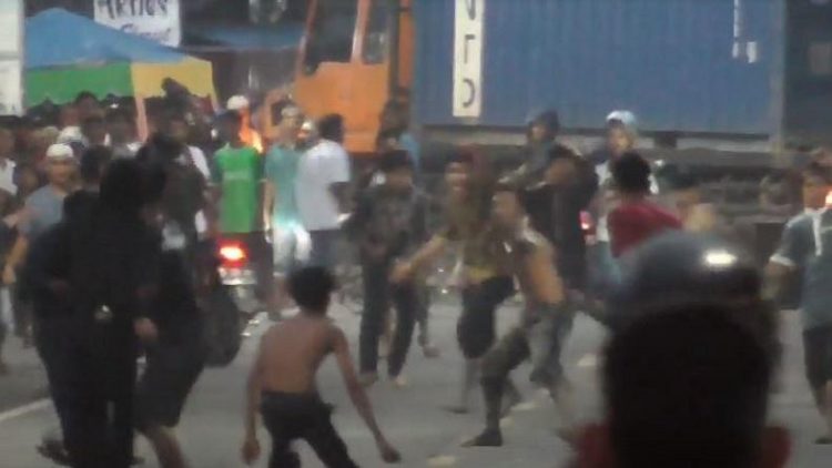 Suasana tawuran dua kelompok remaja di Pekan Labuhan, Kota Medan. (Foto: iNews/Yudha Bahar)