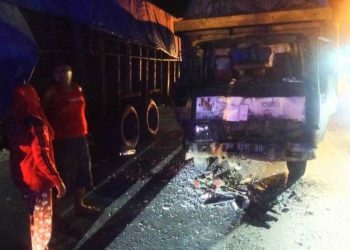 Warga menyaksikan truk yang bertabrakan dengan bus karena menghindari mobil rusak yang terparkir di jalinsum. Foto: Istimewa