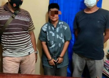 Foto pelaku UH saat diapit petugas.