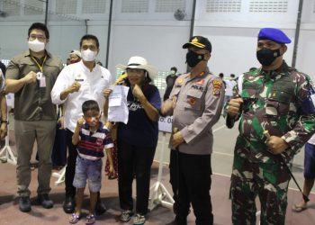 Wali Kota Pematangsiantar, Kapolres, Dandenpom) I/1 Pematangsiantar dan Alvin Bingei, Direktur Muda PT. STTC, foto bersama salah seorang warga yang ikut vaksin.