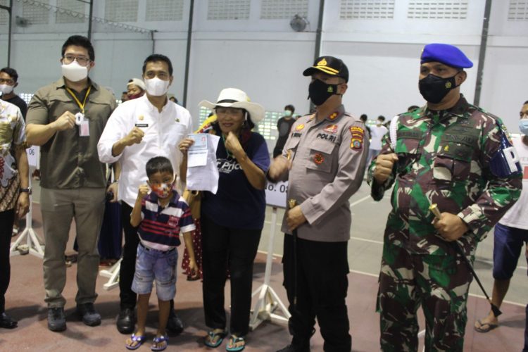 Wali Kota Pematangsiantar, Kapolres, Dandenpom) I/1 Pematangsiantar dan Alvin Bingei, Direktur Muda PT. STTC, foto bersama salah seorang warga yang ikut vaksin.