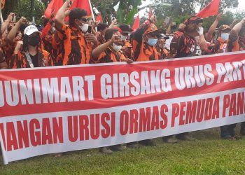 Massa PP Simalungun saat datangi Gedung DPRD Simalungun, Senin (29/11/2021).