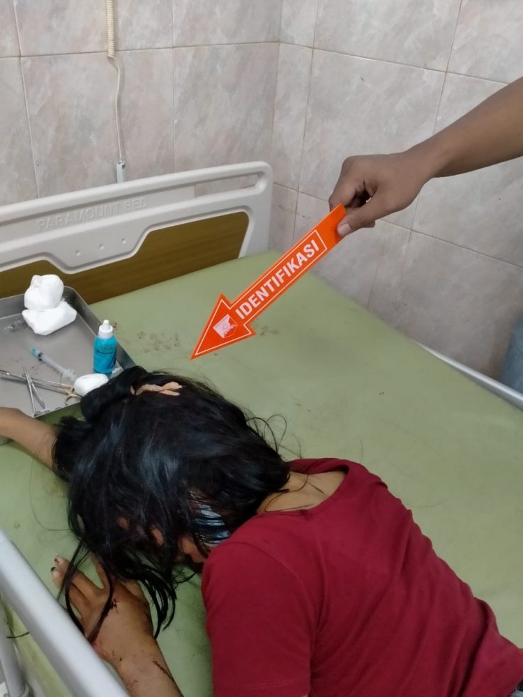 Petugas kepolisian saat melakukan olah TKP.