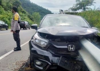 Mobil Tertusuk Besi Pembatas Jalan di Aceh. [Antara]