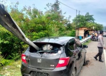 Mobil Tertusuk Besi Pembatas Jalan di Aceh. [Antara]