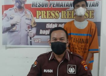 Foto pelaku memakai baju tahanan diamankan di Polres Pematangsiantar.