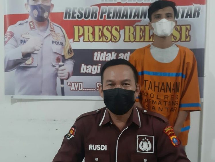 Foto pelaku memakai baju tahanan diamankan di Polres Pematangsiantar.