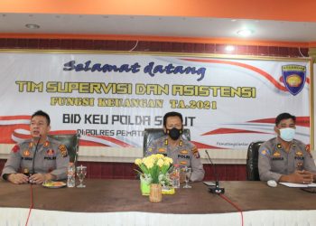 Kapolres Pematangsiantar, AKBP Boy Sutan Binanga Siregar S.I.K, saat bersama Ketua Tim, AKBP Jekson Sipayung, S.H., M.H, di Aula Widya Satya Brata Polres Pematangsiantar, Rabu (24/11/2021), pada pukul 09.00 WIB.
