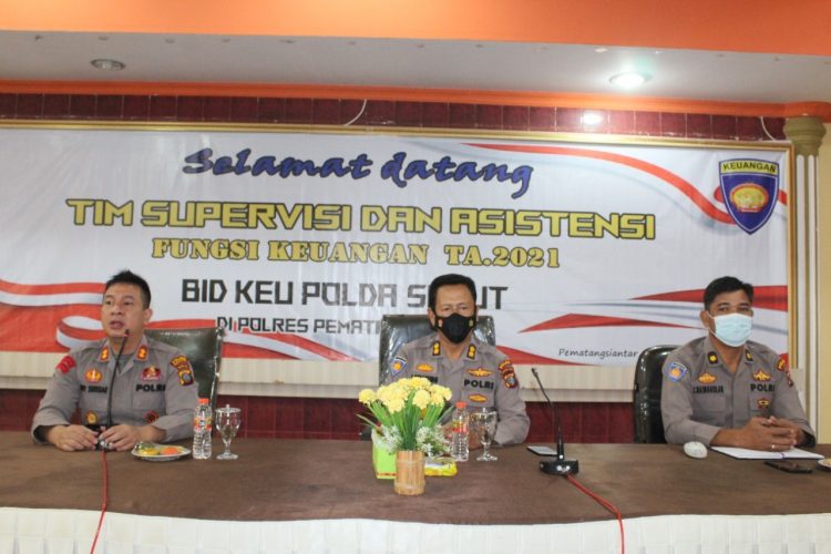 Kapolres Pematangsiantar, AKBP Boy Sutan Binanga Siregar S.I.K, saat bersama Ketua Tim, AKBP Jekson Sipayung, S.H., M.H, di Aula Widya Satya Brata Polres Pematangsiantar, Rabu (24/11/2021), pada pukul 09.00 WIB.