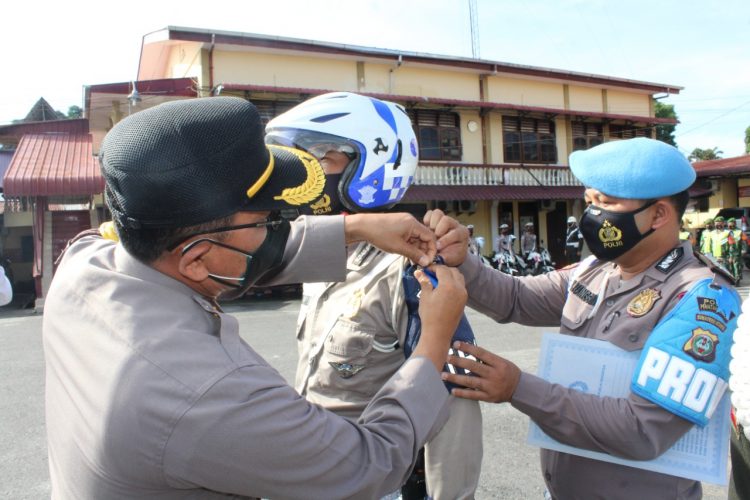 Kapolres Pematangsiantar, AKBP Boy Sutan Binanga Siregar S.I.K yang diwakili Kabag Ops Kompol Lamin saat menyematkan pita, tanda dimulainya Operasi Zebra Toba 2021.