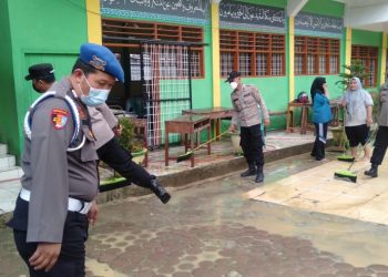 Kapolsek bersama anggotanya dan personil Koramil 05 Serbalawan, Lurah Serbalawan, Lasma br Manik dan perangkatnya serta warga sekitar, gotong royong di lokasi banjir.