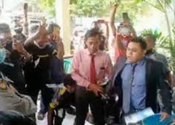 Seorang pengacara bernama Nanang Slamet menghamburkan uang Rp45 juta di depan Mapolsek Banyuwangi, Jawa Timur.Foto/Eris Utomo