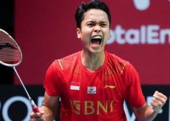 Pebulutangkis Indonesia, Anthony Ginting melakukan selebrasi setelah memenangi pertandingan tunggal putra melawan Lu Guang Zu pada final Piala Thomas 2020 di Aarhus, Denmark, Minggu (17/10/2021) malam WIB. [ANTARA FOTO/Claus Fisker/Ritzau Scanpix via Reuters]