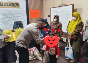 Kapolres didampingi Wakapolres, Kompol Efianto, SH, Kabag Sumda, Kompol Joner Purba, dan Gamot Huta-I Marihat Bandar, Ibu Nila Wati Nababab, menyerahkan bantuan paket sembako dan tali asih, kepada  perwakilan Anak-anak yatim dan piatu yang menjadi korban Covid-19, di wilayah Kabupaten simalungun yakni Naswah Halifah (11), Bilqis Azura (4) dan Kanaya Mikaila (2).