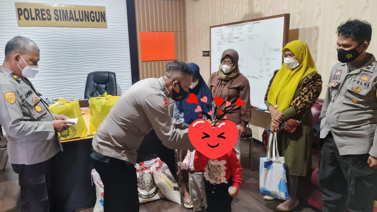 Kapolres didampingi Wakapolres, Kompol Efianto, SH, Kabag Sumda, Kompol Joner Purba, dan Gamot Huta-I Marihat Bandar, Ibu Nila Wati Nababab, menyerahkan bantuan paket sembako dan tali asih, kepada  perwakilan Anak-anak yatim dan piatu yang menjadi korban Covid-19, di wilayah Kabupaten simalungun yakni Naswah Halifah (11), Bilqis Azura (4) dan Kanaya Mikaila (2).