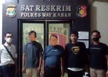 Polres Way Kanan berhasil menangkan ayah dan anak yang tega menyetubuhi saudara tirinya hingga hamil 3 bulan. Foto: Istimewa