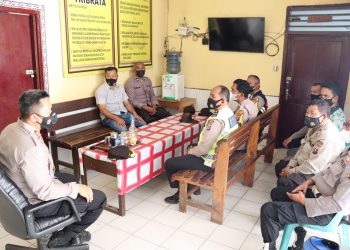 Kapolres Simalungun, AKBP Nicolas Dedy Arifianto SH, SIK, MH menyampaikan arahan Kapolda Sumatera Utara (Kapoldasu), Irjen Pol Drs R.Z Panca Putra Simanjuntak MSi, kepada personil Polsek Parapat, Sabtu (6/11/2021) pagi, pukul 08.00 WIB.