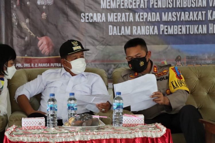 Kapolres dan Bupati Simalungun tinjau Vaksinasi Massal di Balai Karyawan PTPN IV Balimbingan.