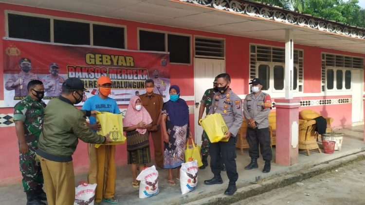 Kapolsek Bangun, AKP L.S Gultom SH, membagikan paket sembako kepada warga lanjut usia (Lansia) kurang mampu, Senin (29/11/2021).