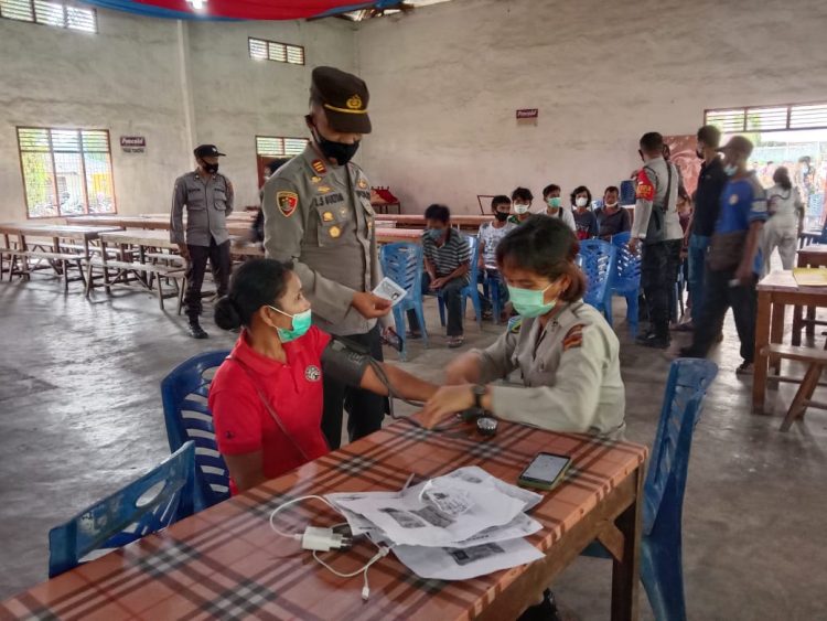 Polsek Bangun melaksanakan vaksinasi dan bakti sosial (Baksos) 31 Tahun Pengabdian AKABRI 90 untuk Negeri, di Wisma Cadika, Jalan Asahan Km 4, Nagori Dolok Marlawan, Kecamatan Siantar, Kabupaten Simalungun, Senin (22/11/2021) pagi tadi, pukul 08.00 WIB.