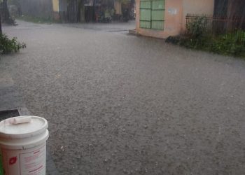 Salah satu langganan banjir di jalan Sudirman, simpang jalan Simarimbun, Jumat (19/11/2021) sore tadi.