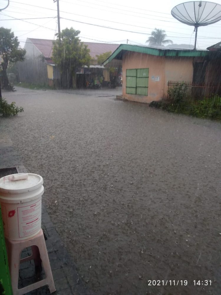 Salah satu langganan banjir di jalan Sudirman, simpang jalan Simarimbun, Jumat (19/11/2021) sore tadi.