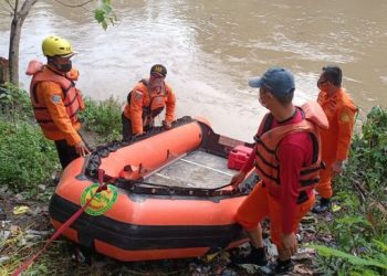 Tim SAR melakukan pencarian terhadap remaja hanyut di Sungai Deli. [Ist]