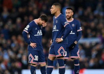 Penyerang Paris Saint-Germain (PSG) Lionel Messi (kiri), Kylian Mbappe (tengah), dan Neymar, bereaksi setelah kekalahan 1-2 dari Manchester City dalam matchday kelima Grup A Liga Champions di Stadion Etihad, Manchester, Kamis (25/11/2021) dini hari WIB. Paul ELLIS / AFP.