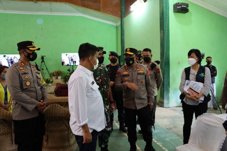 Kapolres Simalungun dampingi Kapoldasu tinjau vaksinasi di   Bosar Maligas, Sabtu (27/11/2021) pagi tadi, pukul 08.00 WIB.