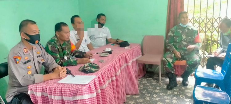 Kapolsek Siantar Martoba, AKP Amir Mahmud, SH, menghadiri pertemuan dengan unsur forum komunikasi pimpinan kecamatan (Forkopimcam), pada Rabu pagi lalu (17/11/2021), pukul 09.00 WIB, di Jalan Asrama, Kelurahan Naga Pita, tepatnya di Kantor Lurah Naga Pita, Kecamatan Siantar Martoba, Kota Pematangsiantar.