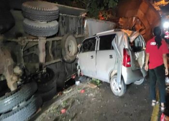 Truk kontainer terguling setelah menabrak sejumlah kendaraan bermotor di jalan lingkar selatan Salatiga, Senin (29/11/2021). Foto/IST