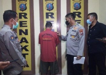 Konferensi pers penangkapan paranormal pemerkosa bocah (Datuk/detikcom)