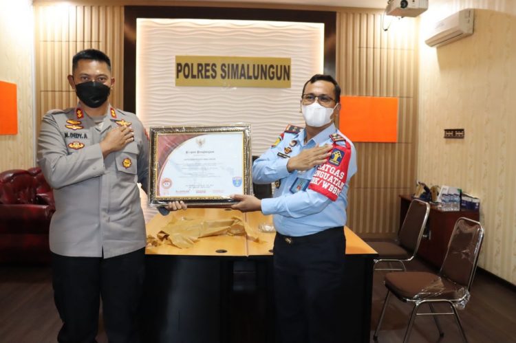 Kapolres Simalungun, AKBP Nicolas Dedy Arifianto, S.H., S.I.K., M.H, menerima penghargaan dari Kemenkumham yang diserahkan Kalapas Kelas-IIA Pematangsiantar, Rudy F. Sianturi Amd.IP, SH, di Mako Polres Simalungun, Selasa (9/11/2021).