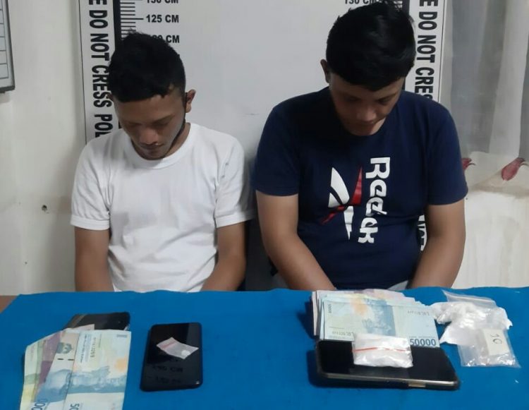 Foto kedua pelaku dan barang bukti yang diamankan Sat Narkoba Polres Pematangsiantar.