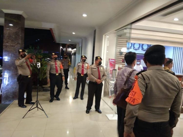Personil Polres Simalungun sterilkan Hotel Khas Batak Parapat.