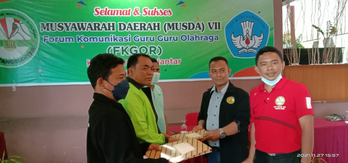 Simon Tarigan (Jaket Hitam) dan Amos Panggabean (Kaos Merah), pimpin FKGOR Pematangsiantar.